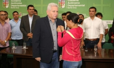 Símbolo. Ciudadanos entregaron un broche a la autoridad cruceña en la antesala de su viaje. Foto: El Deber