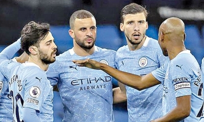 Los jugadores del City, festejan un gol. 