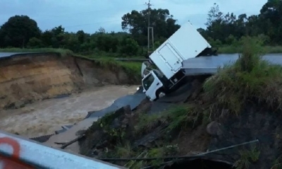El vehículo cayó luego de que se produjera un deslizamiento de una alcantarilla de la carretera | Foto: Radio Kausachun Coca | APG