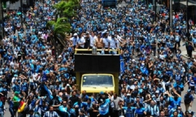  Los futbolistas del Gremio de Brasil desfilan sobre un camión al llegar a Porto Alegre, sur de Brasil, tras ganar la Copa Libertadores 2017.