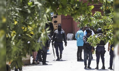 Los miembros de la policía y los forenses de Haití buscan pruebas fuera de la residencia presidencial. | AFP