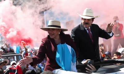 Xiomara Castro y su mariodo durante la caravana yendo a la ceremonia.