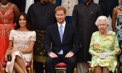 La reina Isabel II junto al príncipe Enrique y Meghan, duques de Sussex, en 2018