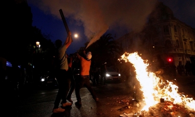 Manifestantes protestan contra el aumento de los precios de los pasajes de metro en Santiago de Chile, el 18 de octubre de 2019. 