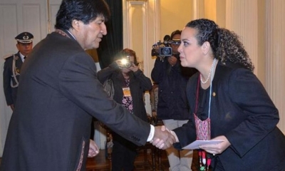 Maddelin Brizuela durante la entrega de credenciales al presidente Morales. Foto: Agencias (Archivo)