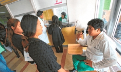 A un costado de Informaciones, un funcionario entrega las fichas para programar la atención médica. Foto: EL DEBER