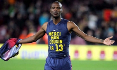 Eric Abidal con una camiseta en la agradece a su primo, su donante de hígado, tras un partido con el Barcelona. | Fuente: EFE