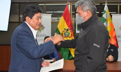 Entrega de contratos en Trinidad. MIN. OBRAS PÚBLICAS
