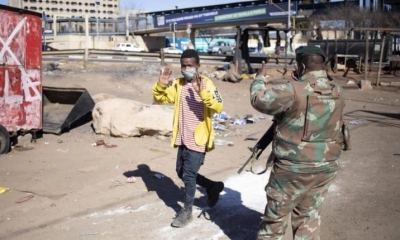 Miembros de la Fuerza de Defensa Nacional de Sudáfrica patrullan las calles. | EFE