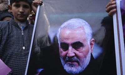 Manifestante sosteniendo una imagen de Qasem Soleimani. | Foto archivo | AFP