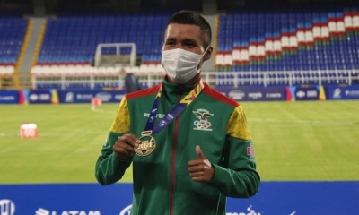 David Ninavia muestra su medalla de oro.