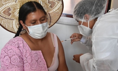 Una persona recibe la vacuna anticovid en Colcapirhua