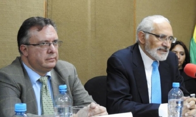 Carlos Mesa junto a su abogado Carlos Alarcón. Foto: UD