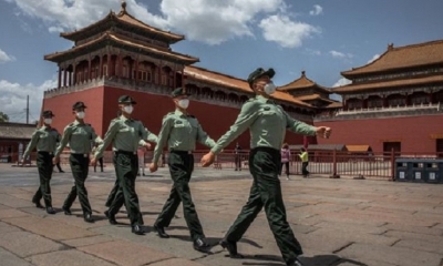 Miembros del Ejército de Liberación Popular de China marchan en la Ciudad Prohibida, en Pekín, China. 