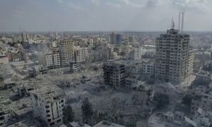 Una vista de los escombros de los edificios afectados por un ataque aéreo israelí, en la ciudad de Gaza