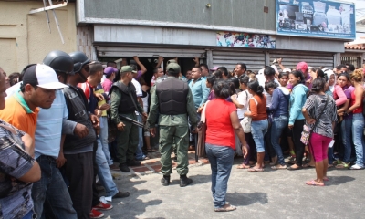 Los vecinos alarmados en la ferretería cuando ocurrió el asesinato.