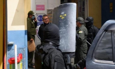 Maximiliano Dávila durante su traslado al Instituto Nacional del Tórax. | APG Contingente policial en el Instituto Nacional del Tórax, La Paz. | APG 