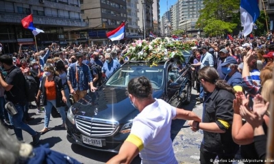 El cortejo avanzó rodeado de aplausos, bocinas y cantos