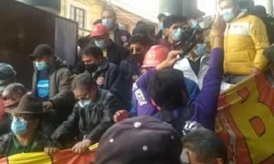 Trabajadores de la COB en puertas del TED de La Paz.