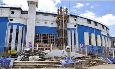 Parte de la fachada externa del estadio Félix Capriles pintada de blanco y azul