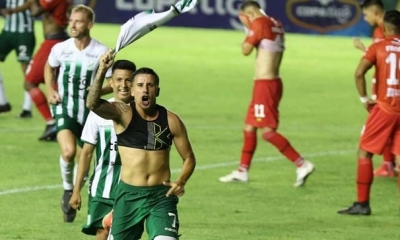 Festeja Dorrego, Volante Refinero, su gol ante Guabirá.