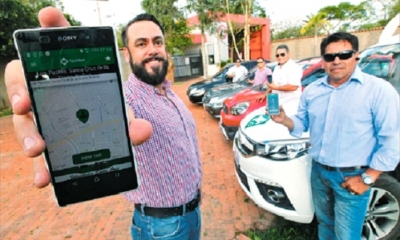 Las empresas Uber y Taxinet ya utilizan una aplicación para brindar el servicio al usuario. Foto: EL DEBER