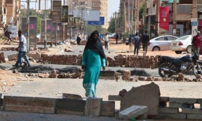 Los manifestantes sudaneses contra el golpe de Estado utilizaron ladrillos para barricar una calle en la capital, Jartum. | AFP