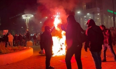 Algunos manifestantes en Países Bajos lanzaron fuegos artificiales y piedras a la policía.