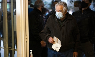 José Mujica llega a un colegio electoral durante las elecciones municipales en Montevideo, Uruguay, el 27 de septiembre de 2020