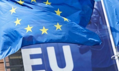 Bandera de la Unión Europea ondeando frente a la sede de la Comisión Europea en Bruselas. | AFP