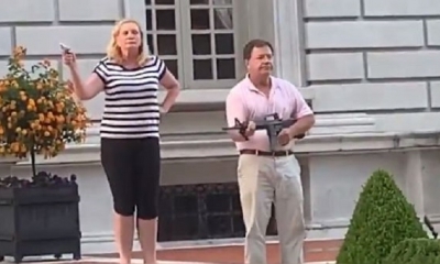 La pareja fue identificada como Mark T. y Patricia N. McCloskey, ambos abogados. | Fuente: Twitter