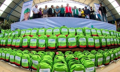 El acto de entrega de las mochilas escolares al empezar la gestión escolar, en febrero pasado. Foto: Los Tiempos