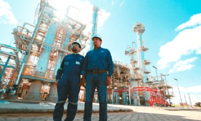 El presidente de YPFB, Óscar Barriga, inspecciona la refinería de Palmasola. Foto: EL DEBER