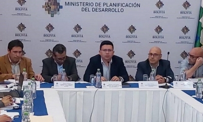  El ministro Sergio Cusicanqui (centro) junto al secretario de la Gobernación, Edgar Landívar