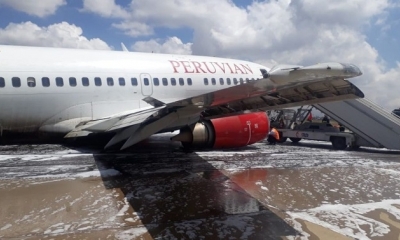 La aeronave descansa sobre la panza apoyado en el tren de aterrizaje delantero. Foto: EL DEBER