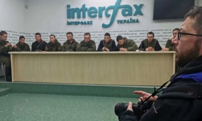 Unos prisioneros de guerra rusos son presentados a la prensa.