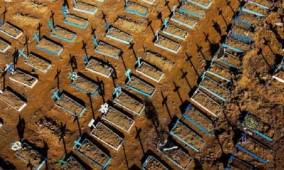 Viesta aérea de tumbas en cementerio de Manaos, Brasil. | Fuente: AFP | Fotógrafo: Michael Dantas