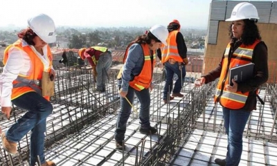 Un grupo de obreros realiza trabajos en una construcción .