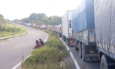 Vehículos parados por bloqueos en la carretera al Norte 