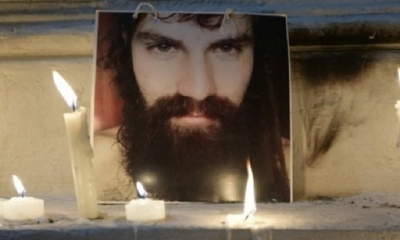 Un retrato de Santiago Maldonado rodeado de velas, afuera de la morgue donde se llevó a cabo su autopsia, en Buenos Aires