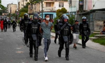 Un hombre es detenido durante una manifestación contra el gobierno del presidente Miguel Díaz-Canel en el municipio de Arroyo Naranjo, La Habana.
