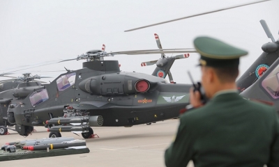 Un militar habla por walkie-talkie en Tianjin (China), el 10 de octubre de 2019.