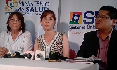 Sdenka Maur, responsable del Programa Prevención del Cáncer fue la encarga de entregar los ítems/Foto. RRSS