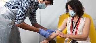Una joven de Reino Unido recibe la vacuna contra el COVID-19 en un ensayo clínico. | Universidad Oxford