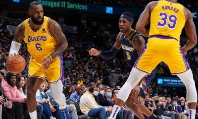 LeBron James, figura de los lakers, se lleva el balon del partido de la NBA.