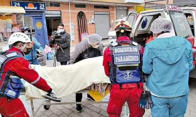 La madre de las víctimas de infanticidio es trasladada a un hospital, en La Paz 