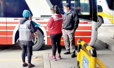 Personal de la Defensoría de la Niñez controla un bus en la Terminal de Cochabamba.