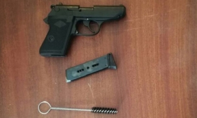 El arma que fue encontrada en posesión del detenido.