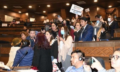 Parlamentarios se agreden en la sesión de Asamblea