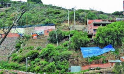 Vecinos emplean lonas para evitar deslizamientos